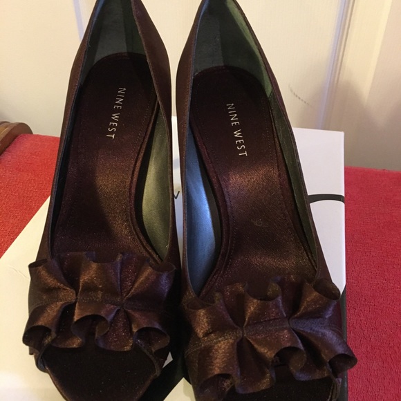 Brown satin peep toes low heels no platform - Picture 2 of 4